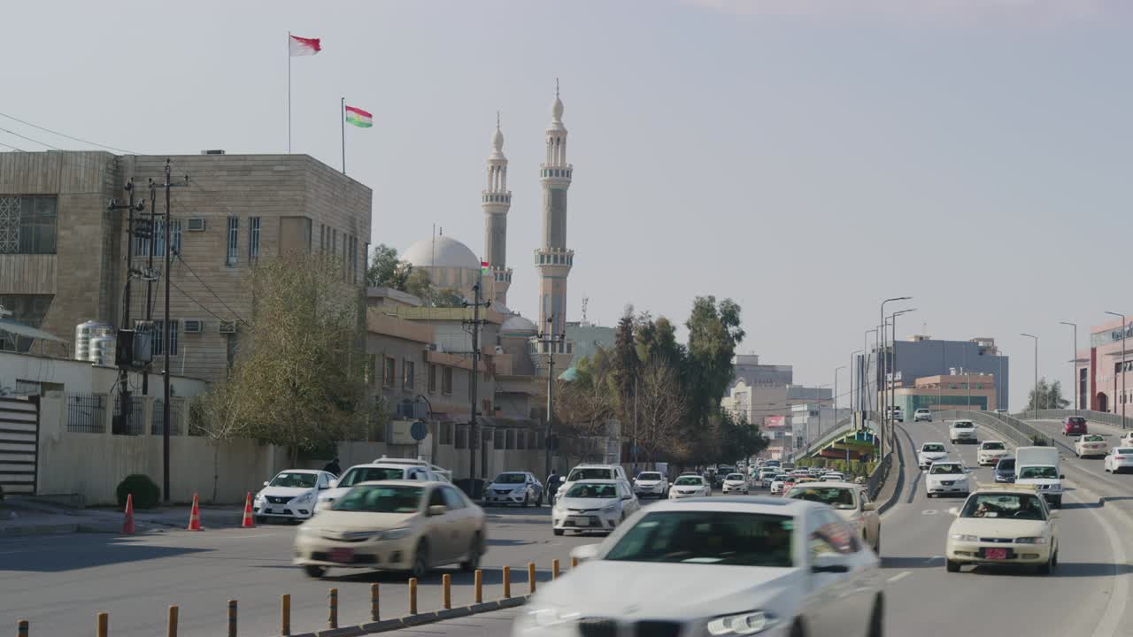 la hermosa mezquita jalil khayat se puede ver en la distancia en erbil, iraq
