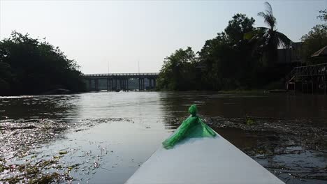 Paseo-En-Bote-Por-El-Río-Kwai-En-Tailandia