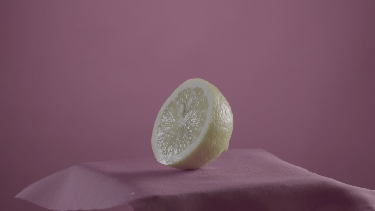 크로마 키에 대한 푸키아 스크린에 루프와 함께 회전하는 레몬