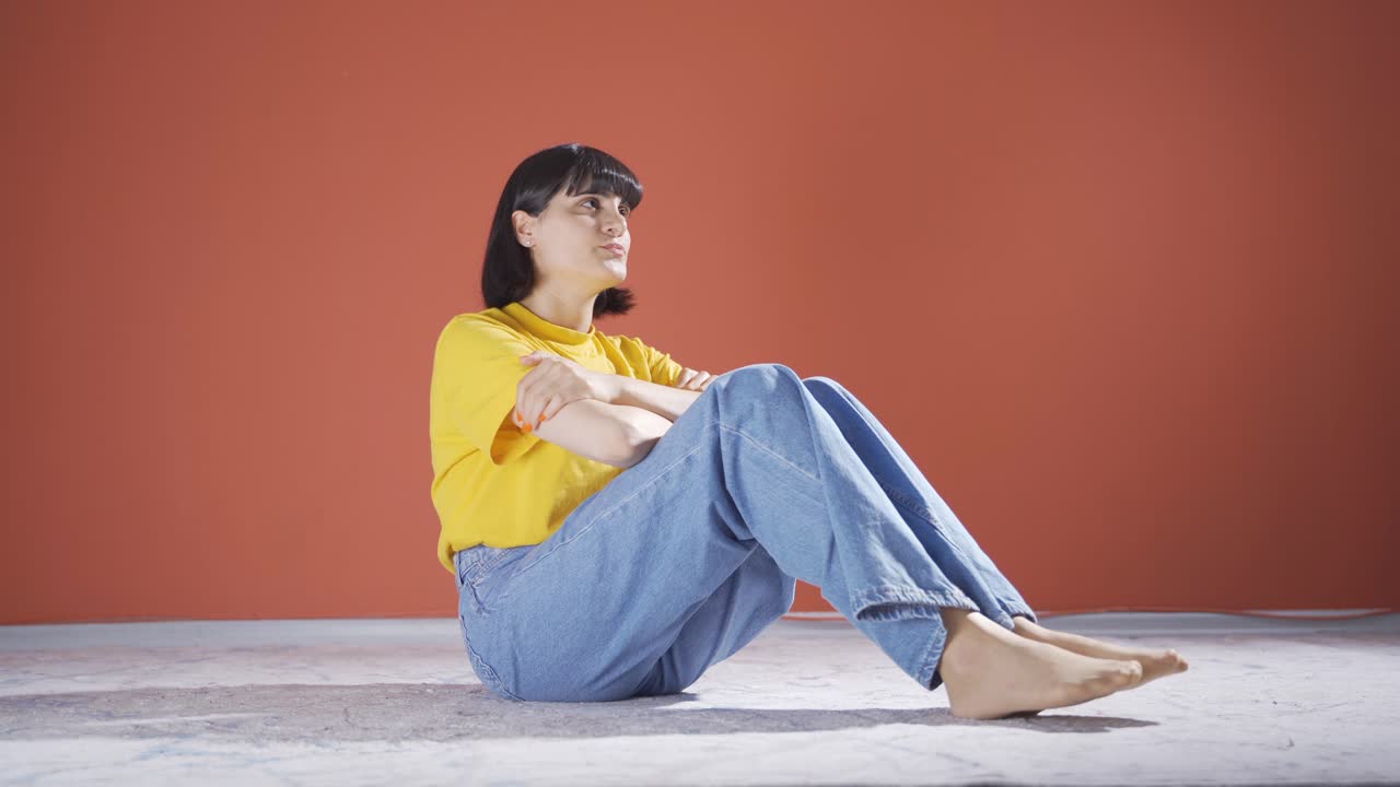 심리적 문제를 가진 여성이 집에서 혼자 있습니다.