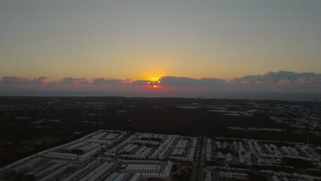 Vista-Aérea-De-Los-Brillantes-Colores-Del-Atardecer