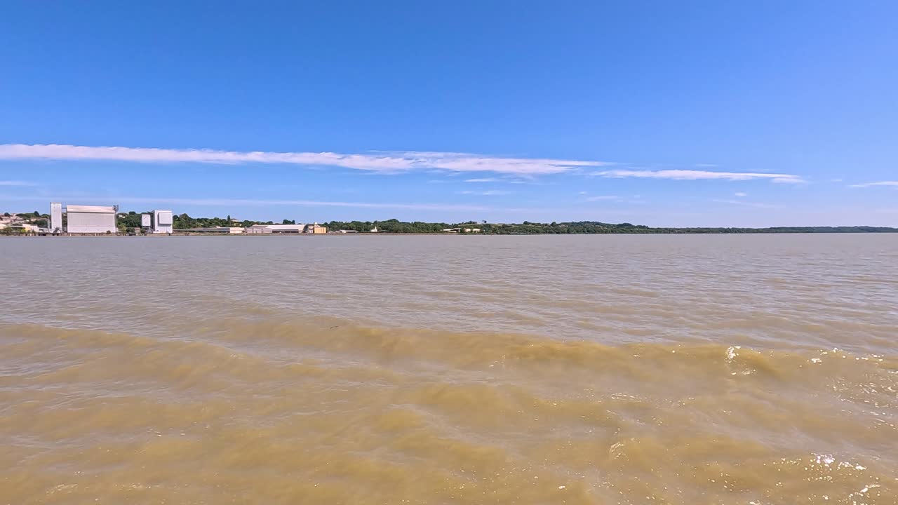 vista panorámica del río con edificios lejanos y cielo