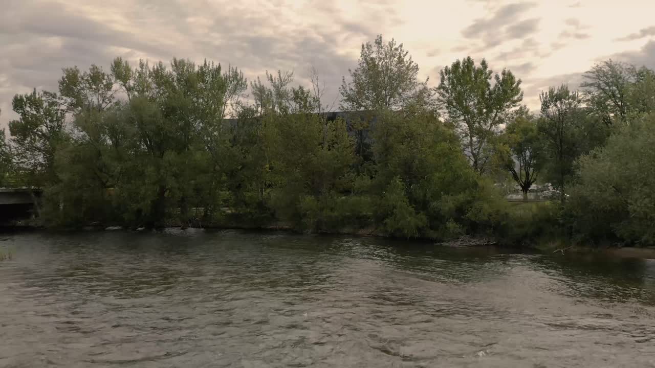 Luftdroneoptagelse, der panorerer op fra Boise-floden for at afsløre downtown Boise.