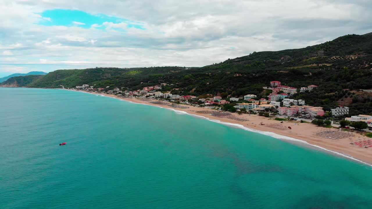 drones vuelan sobre una hermosa playa en grecia