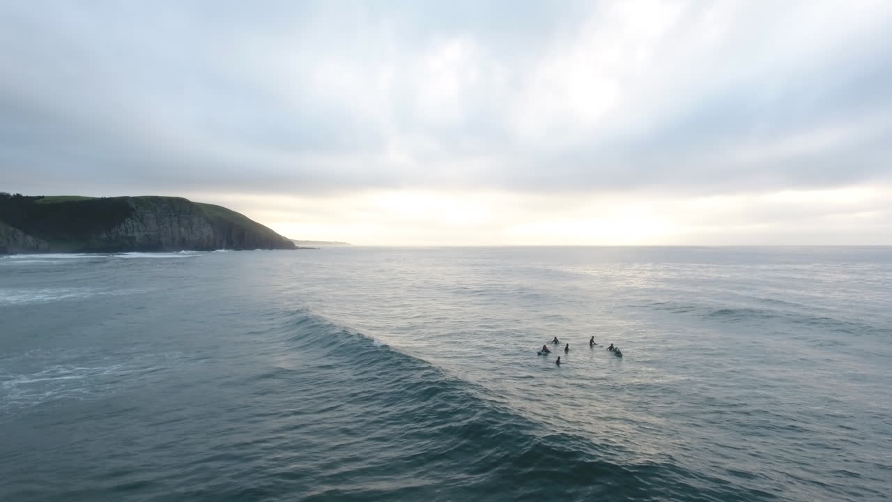 Riprese aeree cinematografiche di surfisti che cavalcano le onde lungo la costa di East London, Sudafrica.