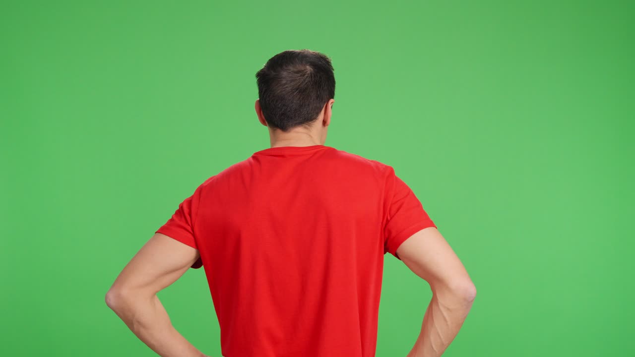 등을 돌린 채 무언가를 차분히 생각하는 남자