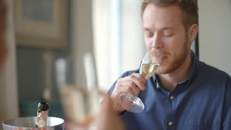 Romantisches-Paar-Macht-Toast-Beim-Valentinstagessen