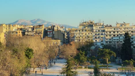 Plaza-Dikastirion-En-Tesalónica,-Grecia-Durante-La-Puesta-De-Sol