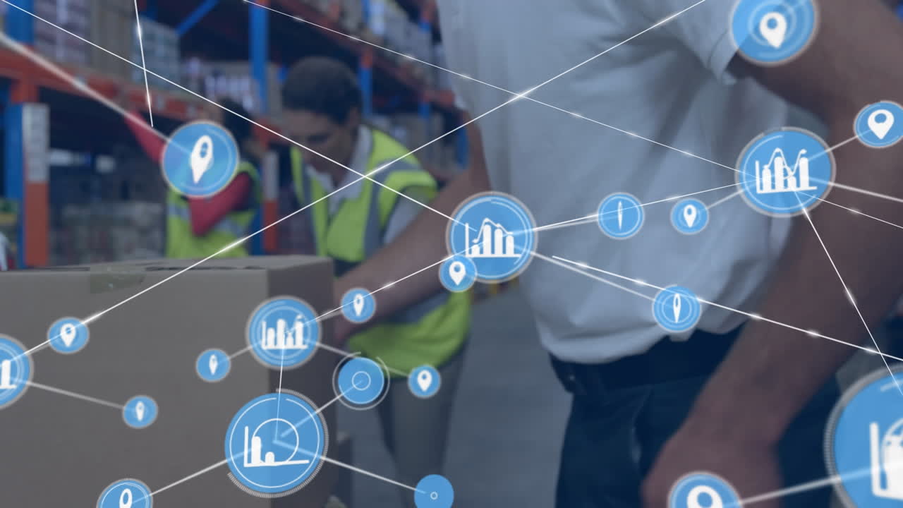 animación de iconos digitales sobre hombre caucásico apilando cajas sufriendo dolor de espalda en el almacén