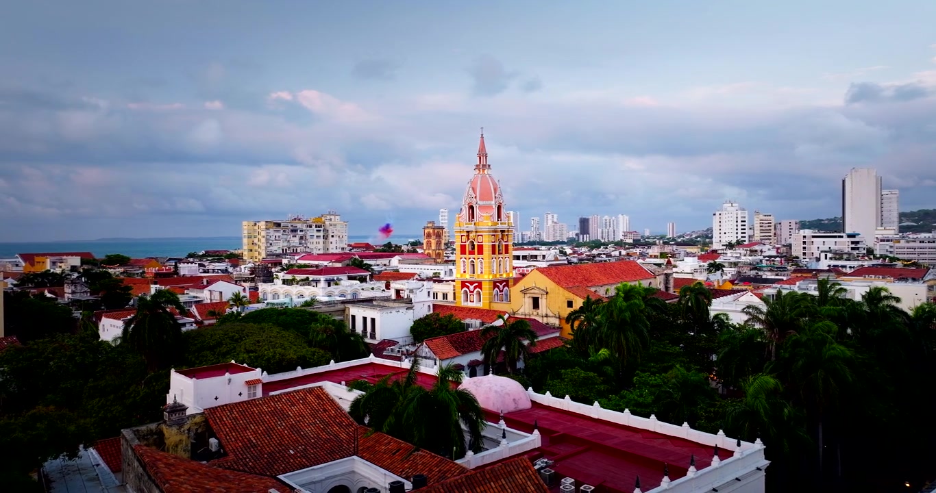 Vista de drone da Catedral de Santa Catalina de Alejandría na cidade velha de Cartagena, Colômbia. Vista aérea, espaço para texto