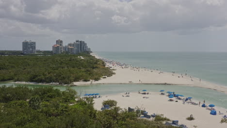 North-Naples-Florida-Aerial-V14-Low-Flyover-An-Einem-überfüllten-Clam-Pass-Beach-–-März-2020