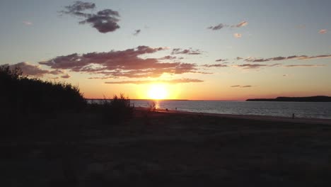 hermoso atardecer en el océano desde el campamento junto a la playa en australia