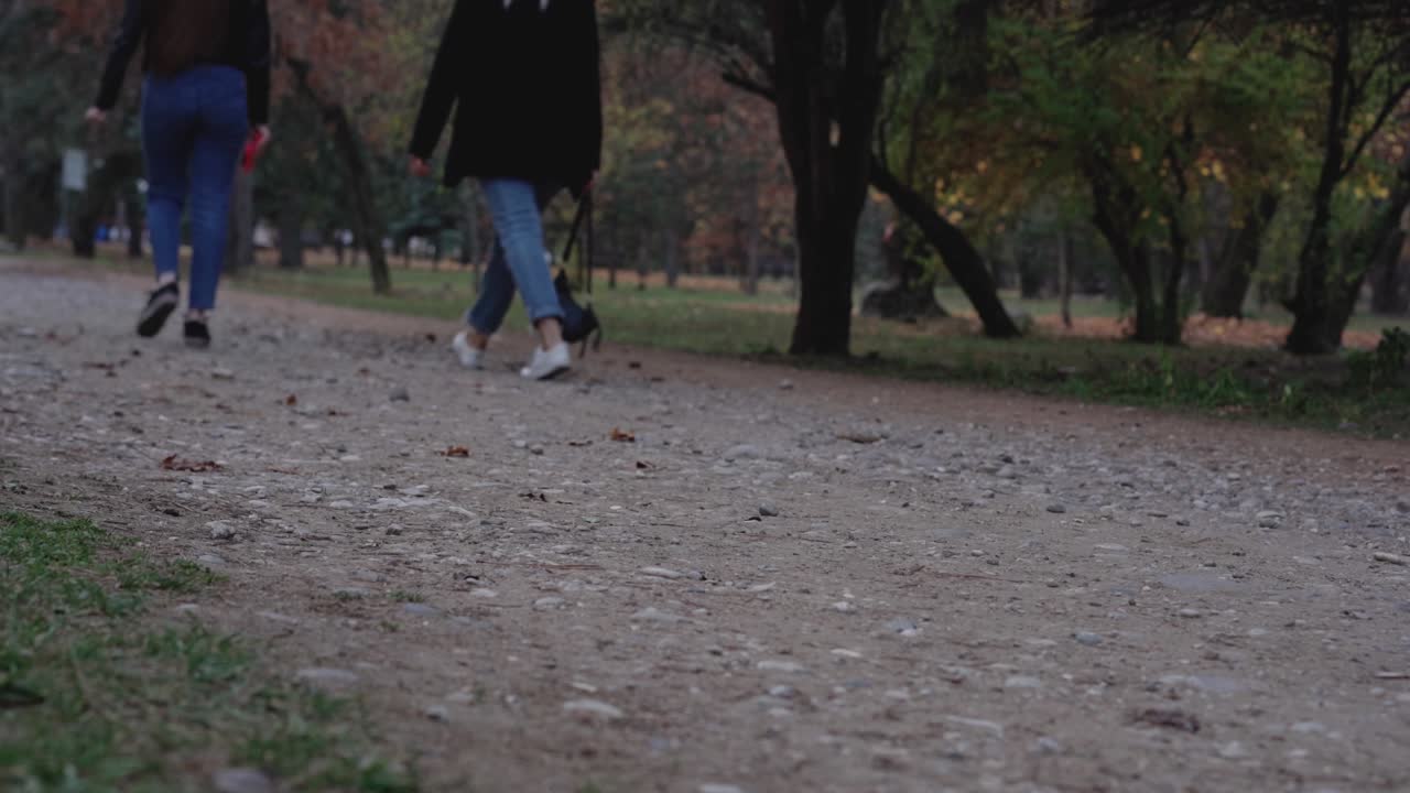 두 소녀가 공원에서 고 있다.