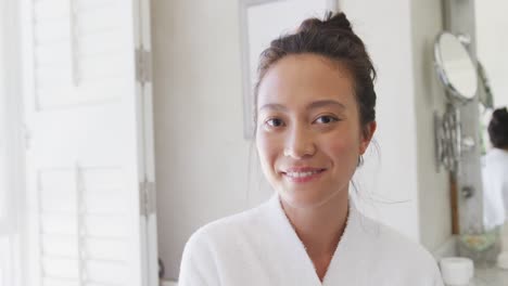 Porträt-Einer-Glücklichen-Asiatischen-Frau,-Die-Im-Badezimmer-Lächelt,-In-Zeitlupe