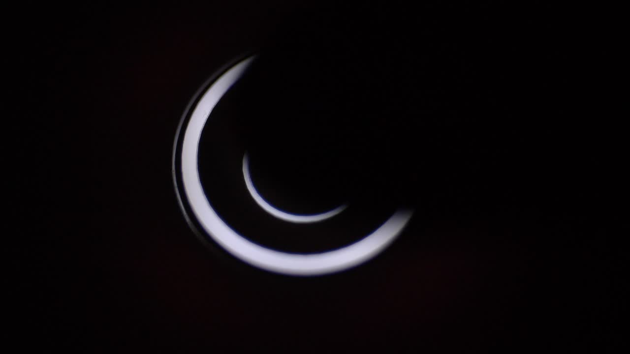 presionar el botón de encendido para encender y apagar el dispositivo en la oscuridad