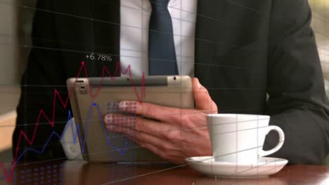 animación del procesamiento de datos financieros sobre un empresario caucásico que usa una tableta