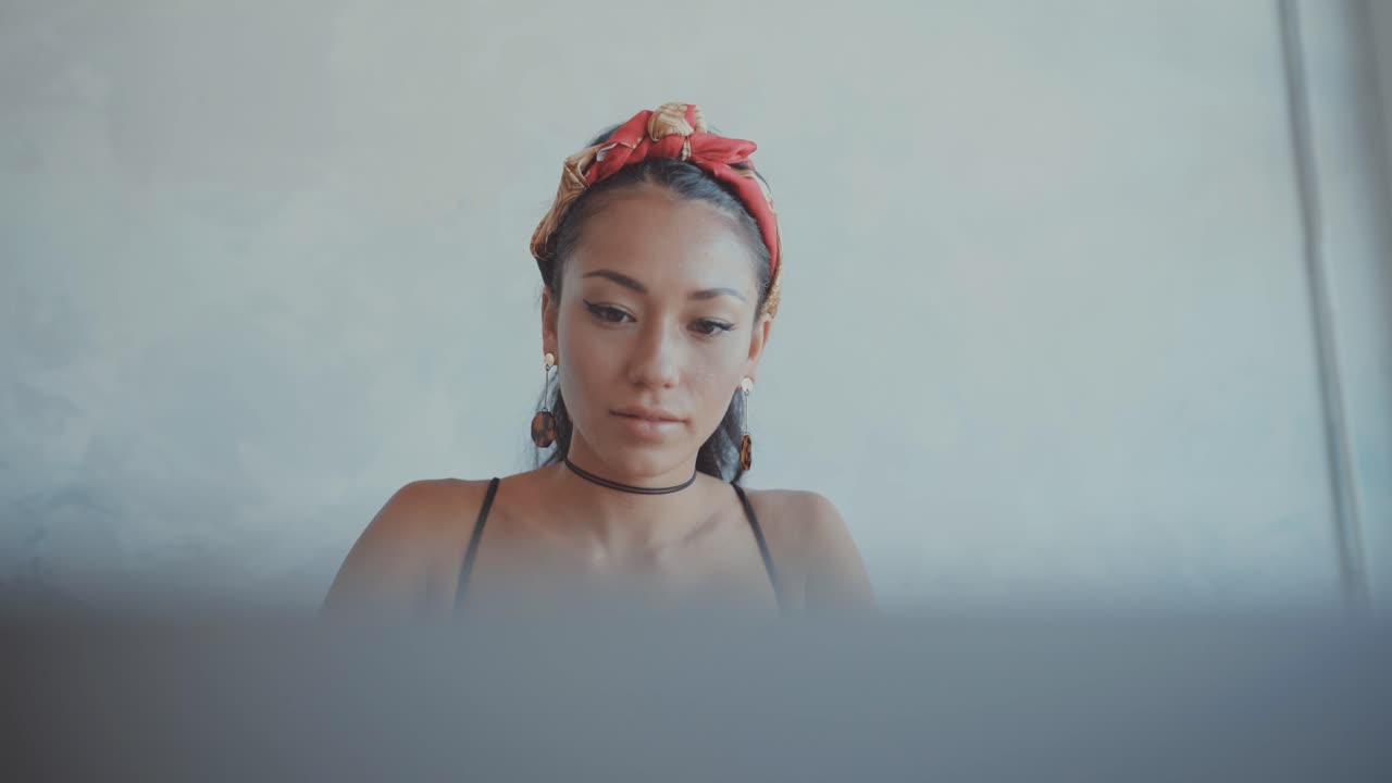 Mujer que trabaja en la computadora portátil