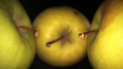 primer plano de un tallo de manzana, tirando hacia atrás para revelar otros 2 y luego entrando en el interior de una manzana con corazón oxidado