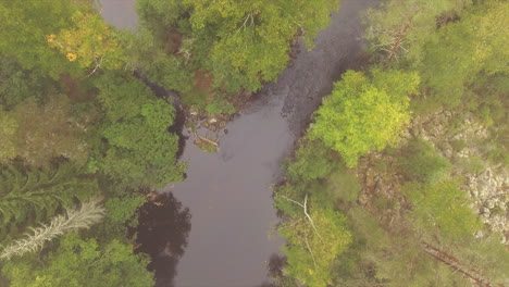 Hermosas-Imágenes-De-Drones-De-Una-Cabaña-Y-Un-Rápido-En-El-Río-Boreal