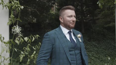 marido nervioso esperando bajo el puente de la boda en cámara lenta