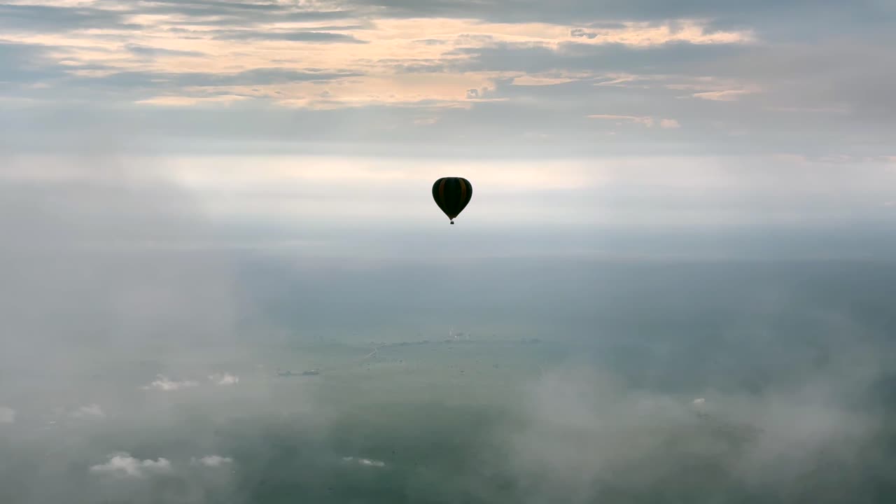 globo de aire caliente en lo alto de la sabana en el parque nacional serengeti en tanzania.