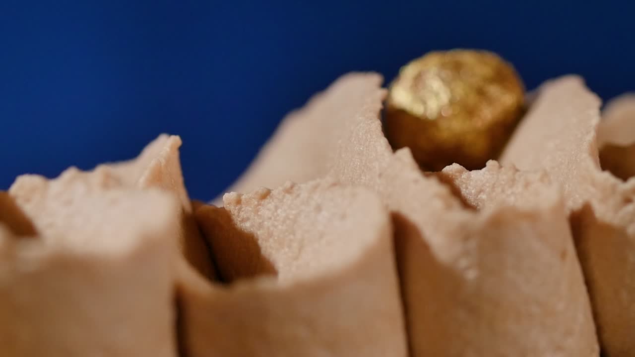 금 잎 으로 장식 된 초콜릿 케이크 의 클로즈업