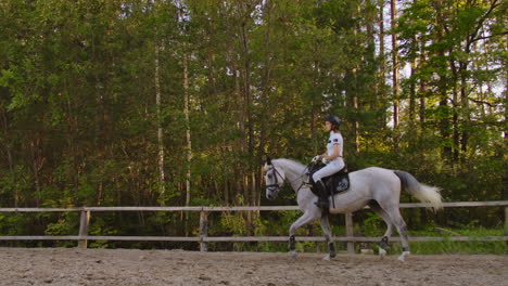 Este-Es-El-Mejor-Momento-Del-Entrenamiento-De-Equitación-Para-Mujeres.-Ella-Demuestra-Habilidades-Para-Galopar-Con-Su-Caballo-En-La-Naturaleza.