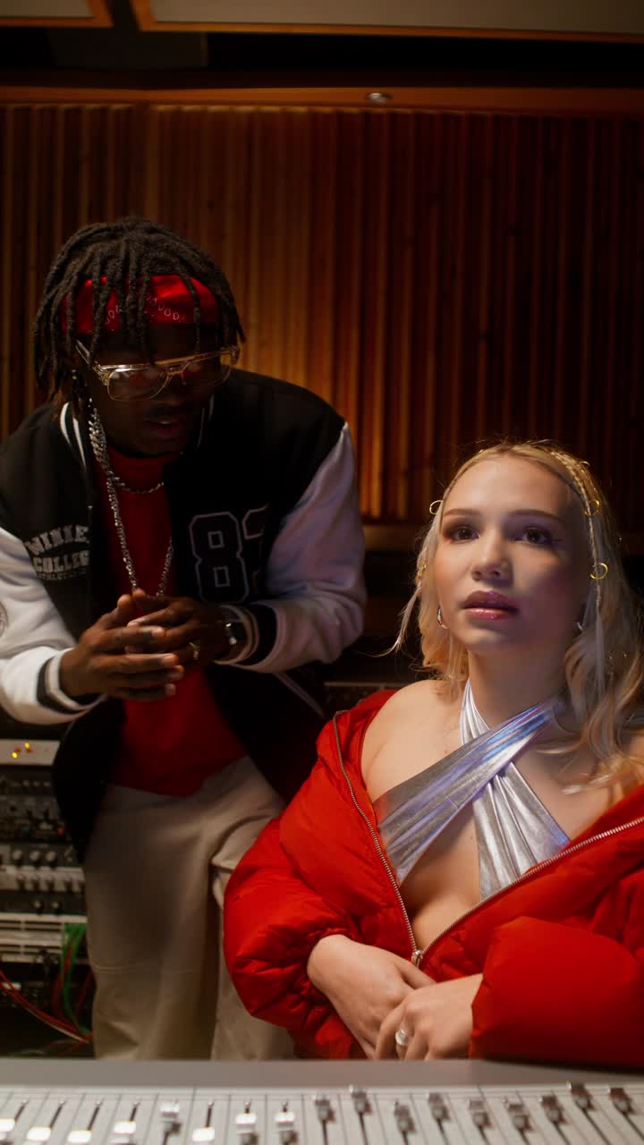 colaboración en la producción musical en un estudio de grabación