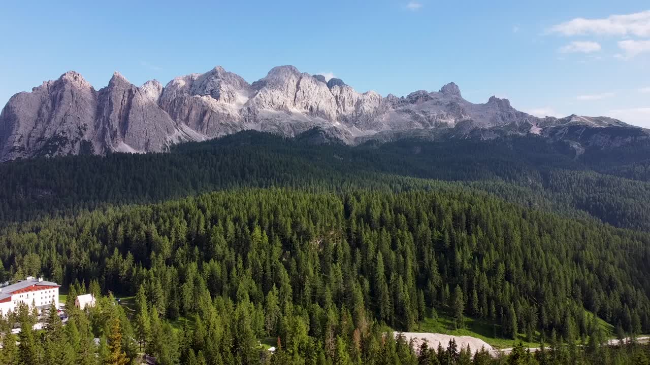 vista icónica de los dolomitas de italia con el paisaje forestal abajo, vista aérea