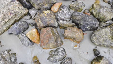 las olas se lavan suavemente sobre las rocas de la playa