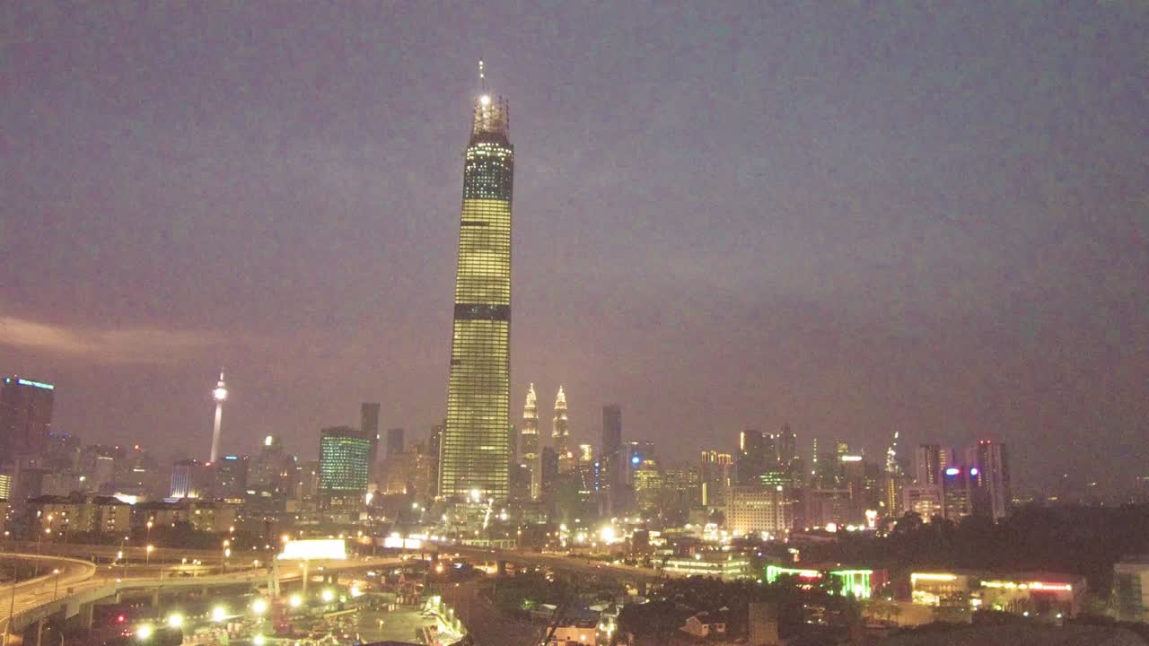 el rascacielos de intercambio 106 y sus desarrollos al atardecer, kuala lumpur, malasia