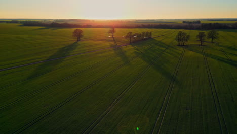 Antena-De-Hermosa-Puesta-De-Sol,-Drone-Volando-Hacia-Atrás,-Pradera-Rural-Letona