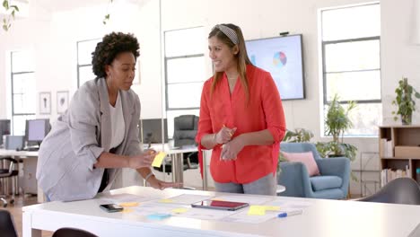 Diverse-Geschäftskolleginnen-Beim-Brainstorming-Mit-Notizen-Und-Tablet-Im-Büro,-Zeitlupe