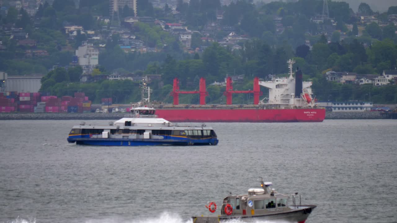 autobús marítimo y barcos en burrard inlet - puerto de vancouver en un día nublado