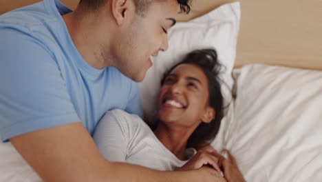 Risa,-Cosquillas-Y-Pareja-En-La-Cama-Por-La-Mañana