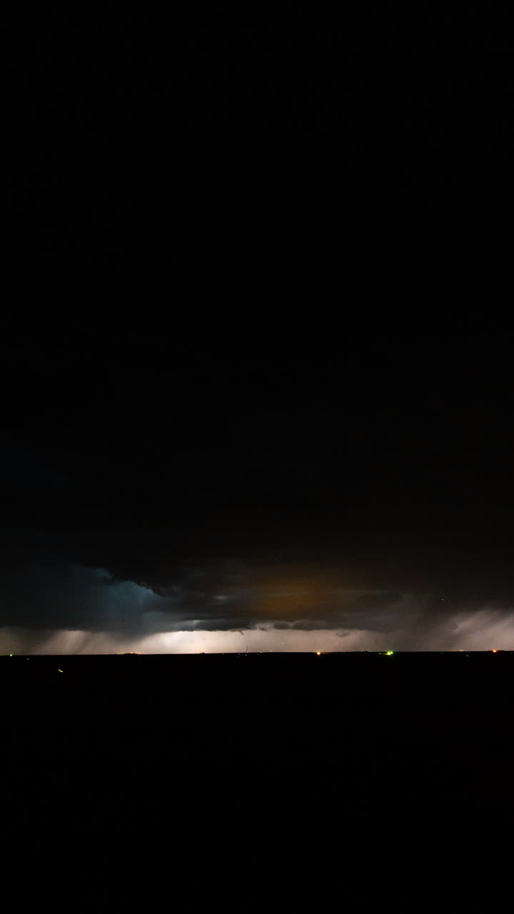 Mørk himmel, mens lynstormskyer bevæger sig hen over en scene med vind, regn og kraftfuld, naturlig bevægelse