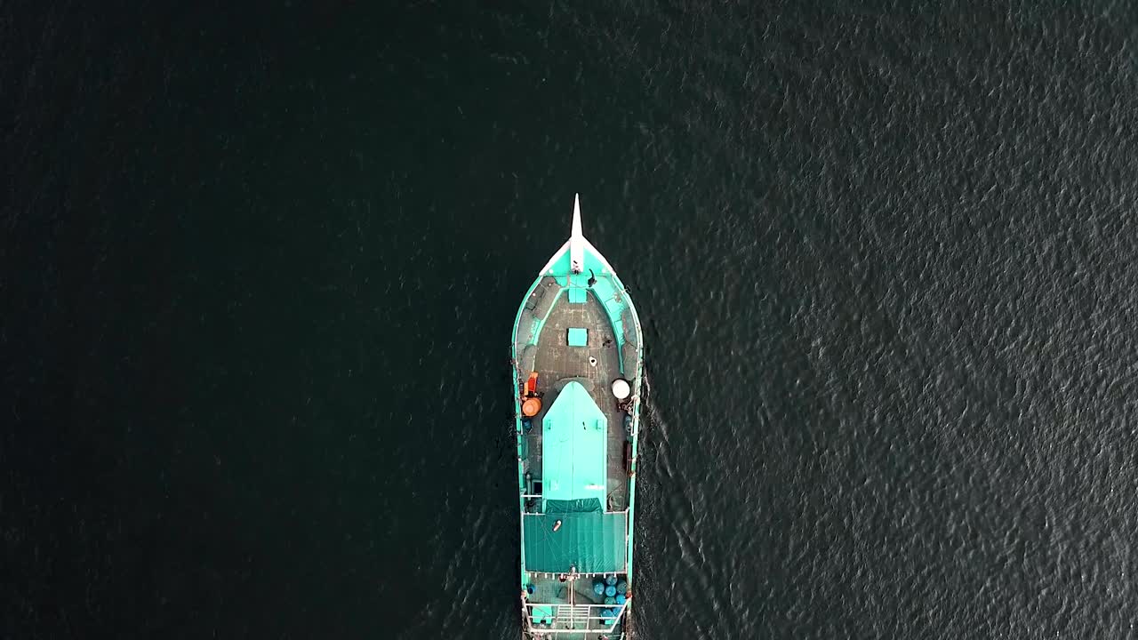 바다를 항해하는 낚싯배의 높은 각도