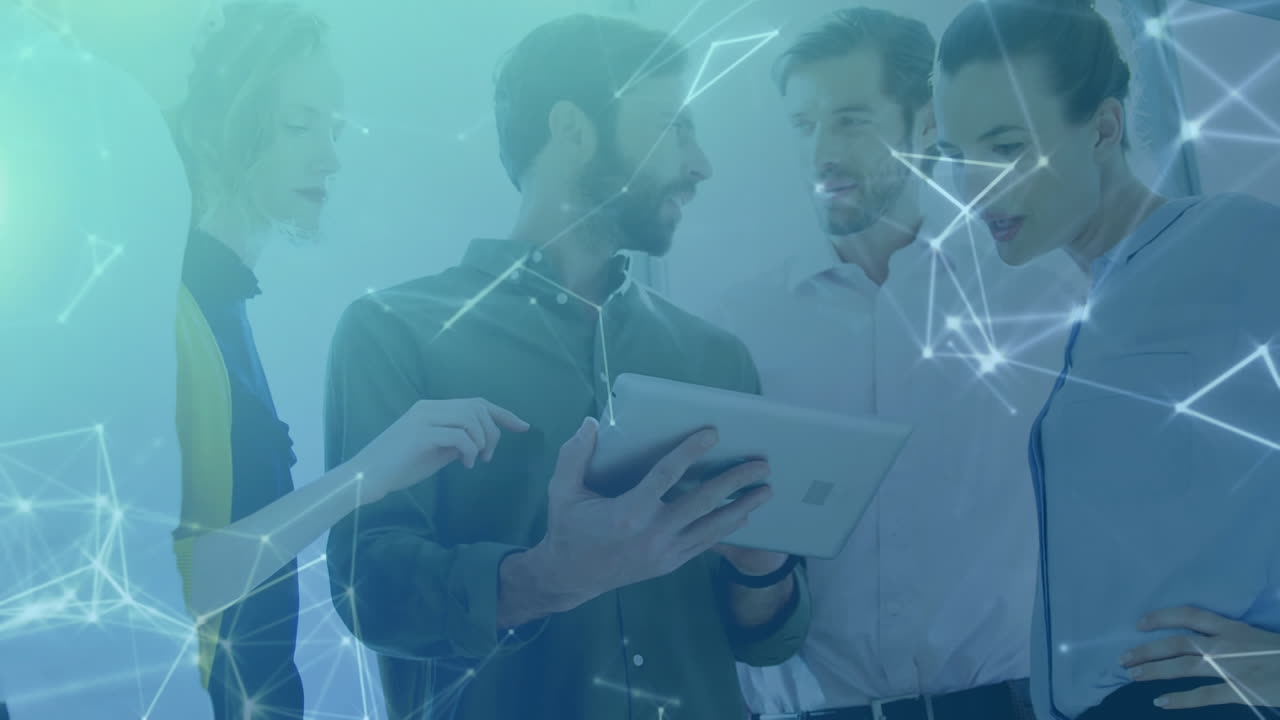 animación de la red de conexiones a través de personas de negocios que usan tablets