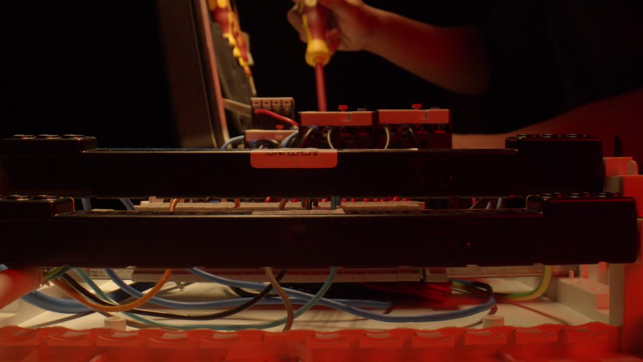 와이어 스위치를 조이는 드라이버