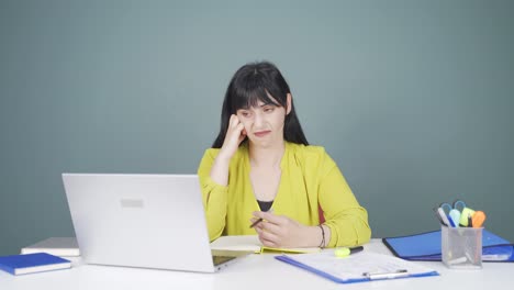 노트북을 보는 여성은 동기부여가 없고 지루합니다.