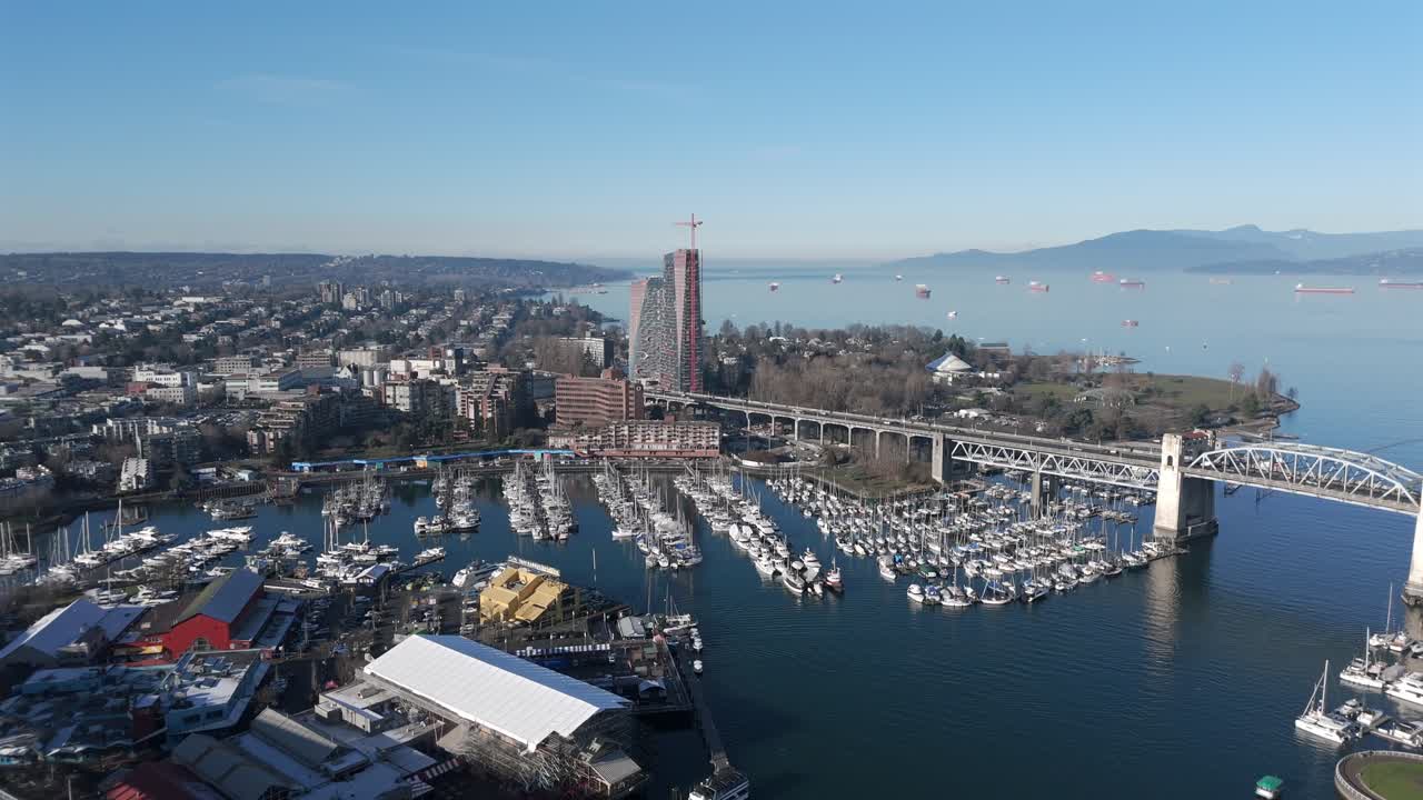 Mercato Pubblico di Granville Island, Marina e Ponte di Burrard Street a Vancouver, Canada. - ripresa aerea.