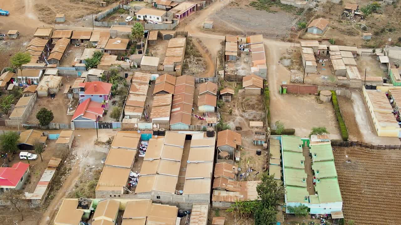 케냐의 시골 마을에서 킬리만자로가 배경입니다.