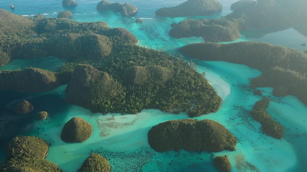 excelente toma aérea de las islas wayag, raja ampat, indonesia