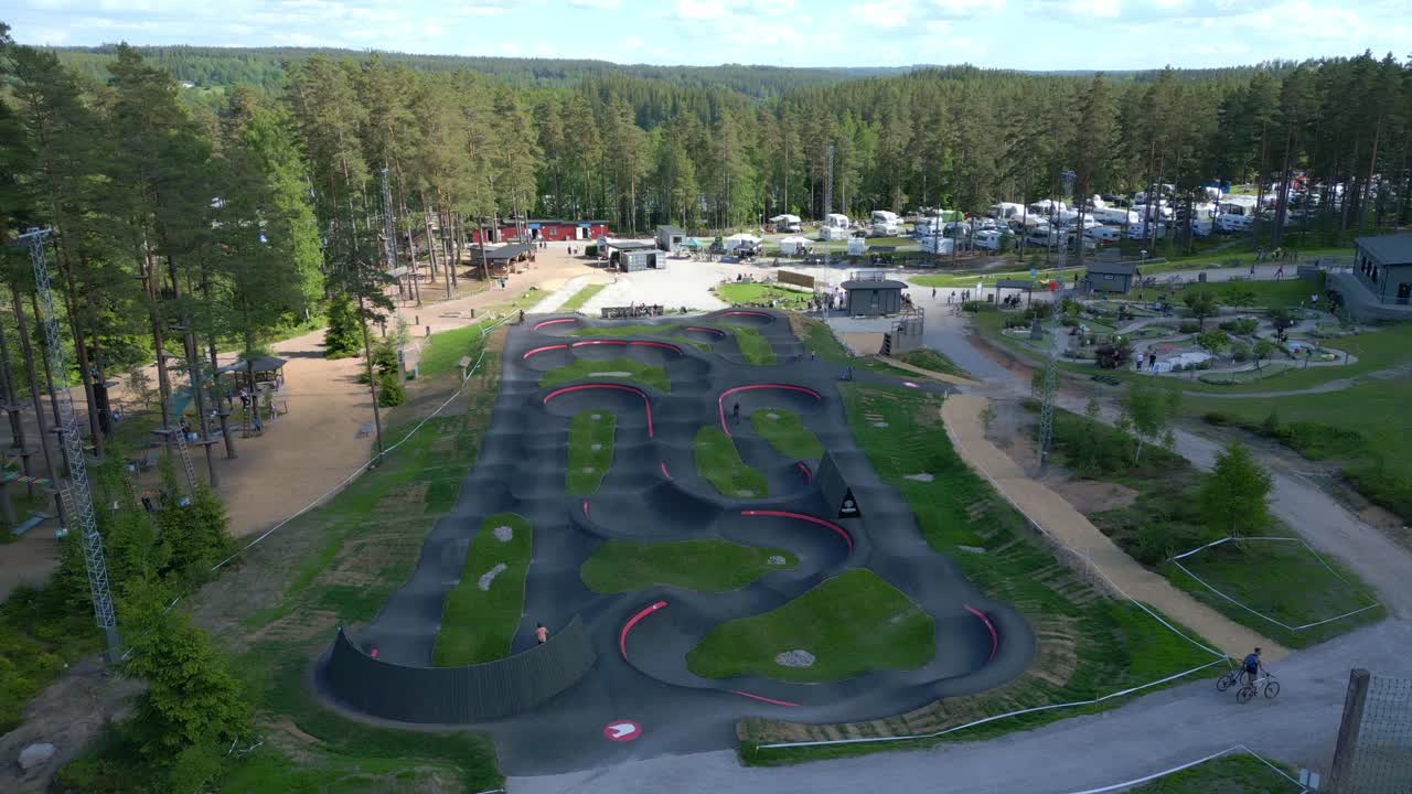스웨덴의 산에 있는 아이자베르크 자전거 공원 위를 날아다니는 드론 촬영