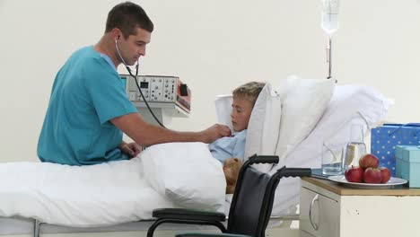 médico escuchando el pecho de un niño con un estetoscopio