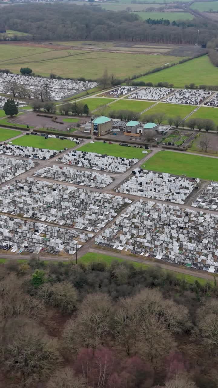 Un drone vertical tourne autour du cimetière de Waltham Cross, avec l’autoroute M25 très fréquentée