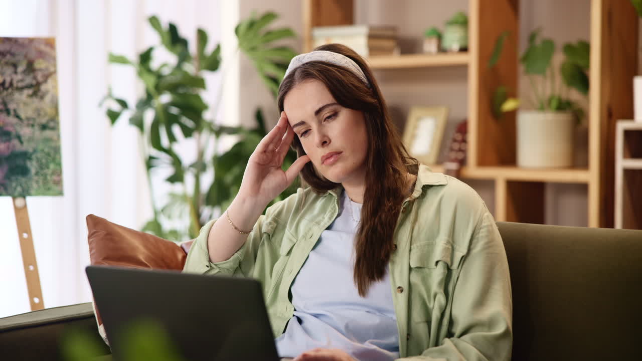 mujer trabajando desde casa