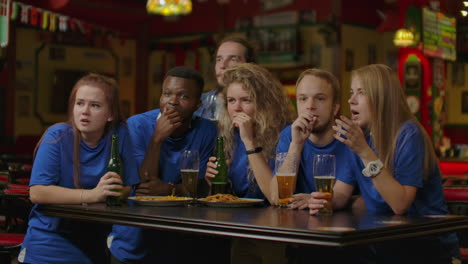 Amigos-O-Aficionados-Al-Fútbol-Viendo-Fútbol-En-El-Bar.