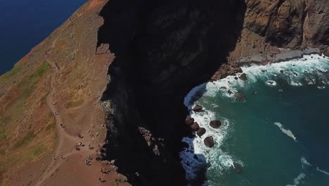experimente la emoción de estas impresionantes imágenes de drones que capturan la majestuosa montaña que se encuentra con el océano