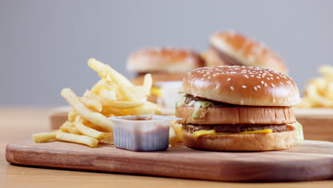 persona, mano y comida rápida con papas fritas